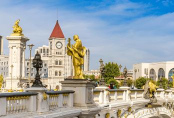 【天津】天津市区及购物之旅：古文化街、鼓楼、意大利街【这是一个充满传统风情的市场，里面有很多店铺出售玉器、银饰、中国艺术品、丝绸刺绣等等。 这是一个历史悠久的古董市场，提供艺术品、精品店和当地美食，是体验文化和美食的理想场所。 这是一个充满魅力的区域，反映了天津的殖民历史，拥有风景如画的景色、美丽的桥梁和独特的精品店。】