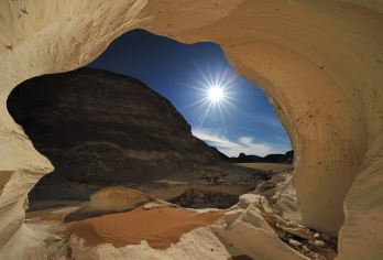 从开罗出发：黑白沙漠观星探险之旅（开罗出发）【探索黑沙漠，那里有火山和连绵的沙丘。 参观以其耀眼的白色岩层而闻名的白沙漠国家公园。 在远离光污染的满天星空下放松身心。】