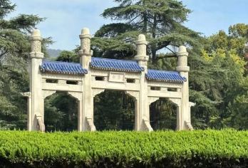 橄榄游●中山陵1小时人工讲解 网红资深导游精讲【[橄榄游讲师团]他们博古通今，幽默睿智，善于挖掘文物背后的故事，用有趣的方式还原历史真相！】