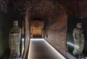 洛阳古墓博物馆·2小时深度讲解【多场次可选·拼团I私家团】【[生于苏杭, 葬在北邙]领略七十二福地，近距离接触古墓内部环境，真实展示墓室，墓道，明器】