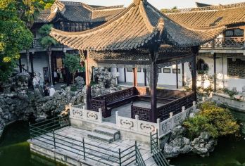 【金牌说】个园与何园讲解 含票 3小时大咖讲师8人小团【[金牌导游讲师团]他们博古通今，幽默睿智，善于挖掘文物背后的故事，用有趣的方式带您领略扬州园林之盛；】