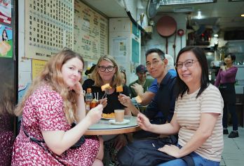 3小时必吃美食之旅：与当地人一起品尝香港风味【在当地美食向导的带领下，品尝7种以上*正宗的香港传统美食。 走进熙熙攘攘的中环老城区，了解香港真正的饮食文化。 参观当地古董市场和历史地标——文武庙。】