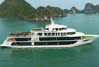 海章鱼号游轮——一日下龙湾探索之旅，含洞穴、岛屿及下午茶【惊讶洞探索之旅——探索下龙湾*大的洞穴，洞内遍布神奇的钟乳石和超现实的岩层。 划皮划艇或小船穿过卢昂洞穴——进入一个被悬崖和宁静的翡翠色水域环绕的静谧泻湖。 一边欣赏美景一边享用下午茶——在回声酒吧或迷你休息室放松身心，欣赏现场音乐和海湾日落美景。】