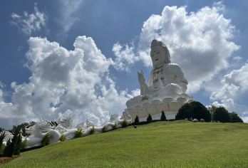清莱一日游（清迈出发）：红庙、白庙、蓝庙【惊叹于清莱白庙、红庙和蓝庙的精美建筑 享用美味午餐，并饮用瓶装水、享用水果，保持神清气爽。 您不仅有机会见到著名的长颈族人，还可以见到其他当地山地部落（可选）。】