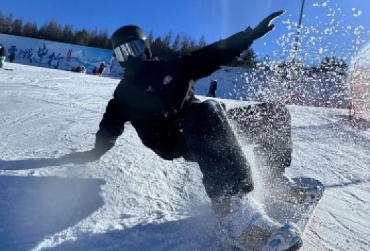 【玉泉玉峰滑雪场｜团建聚会1日游】滑雪+娱乐+铁锅炖午餐【包含滑雪票+娱乐票，大巴接送直达雪场，更有暖心铁锅炖午餐管够～】