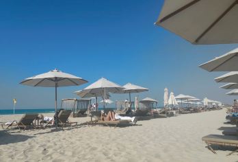 阿布扎比“未来之城”与滨海休闲之旅（迪拜出发）【探索人造岛屿上的现代建筑奇观与宁静的滨海风光。】