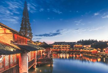 嘉兴乌镇+乌镇东栅+乌镇西栅含夜景一日游【杭州出发纯玩团】【[上门服务]杭州市区范围内专车免费上门接】