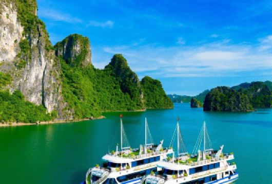 越南下龙湾一日游｜Queen游轮 [海鲜午餐/ 皮划艇 ]【Queen Cruise拥有3个宽敞优雅的楼层，配备齐全的高端设施】