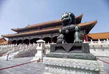 天安门广场、故宫和珍宝馆半日活动【我们提供精心设计的旅游行程，导游英语流利，经验丰富，并且对故宫非常了解。 如果旅客抵达北京大兴机场，我们有CITS服务台为他们提供服务。】