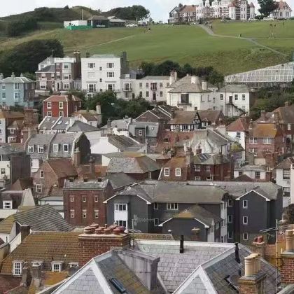 英国拉伊10小时包车一日游：美人鱼街+圣玛丽教堂+海斯延斯