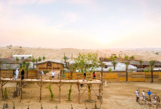 Al Khayma营地：迪拜豪华红沙丘探险之旅，含阿拉伯自助晚餐、接送及表演【以冒险的方式体验阿拉伯沙漠，尝试冲沙和滑沙运动。 本地娱乐活动包括火焰表演等精彩项目。 让您的味蕾享受传统贝都因烧烤盛宴的精美风味，包括多汁的乌兹羊肉、香嫩鸡肉等美味】