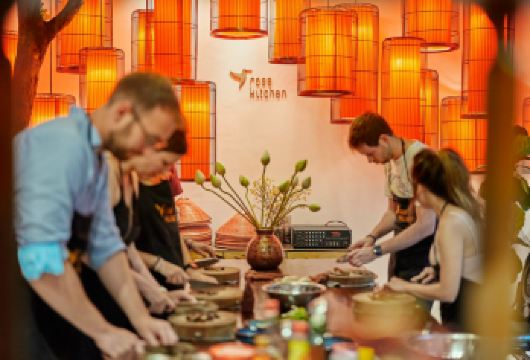 玫瑰厨房烹饪课1日游【烹饪课-接送服务】【曾亮相17档国内外电视节目、报刊杂志，每月服务客户1600-2000人次。 老城区免费接送。免费饮品（当地葡萄酒、水、茶、迎宾饮料……） 位置：黄花探（靠近胡志明陵），距离老城区15分钟路程。设施和服务质量达到酒店/度假村的标准。】