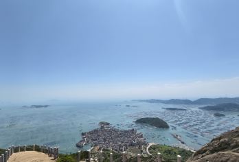 福州奇达村+旗冠顶+平流尾+定海湾一日游【中国版里约热内卢】【旗冠顶，有 “中国版里约热内卢” 之称，登 1800 级台阶，山海渔村、渔排风车尽收眼底，壮阔如画卷】