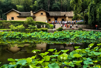 韶山一地毛泽东故居+纪念馆+邵峰+纪念园【0套路+好评导游】【[纯净旅游]无购物，无车销，进店1赔10，送纪念馆像章、每人送一瓶品牌矿泉水，小团赠耳麦】