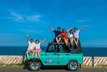 美奈吉普车探险：与当地专业导游一起探索沙丘【体验沙丘上令人惊叹的日出或日落。在沙丘上尝试四轮摩托车，或体验滑沙滑下山坡。 跟随当地导游，探索美奈令人难忘的美景。乘坐吉普车沿着风景秀丽的沿海公路行驶，探索迷人的渔村 漫步在宁静的仙女溪，涉过清爽的齐脚踝深的溪水】