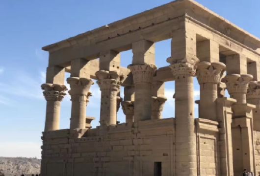 埃及包车一日游【吉萨金字塔或狮身人面像或开罗博物馆或尼罗河】【吉萨金字塔是古埃及金字塔中著名、宏大的代表，位于今天埃及首都开罗附近的吉萨高原上。】