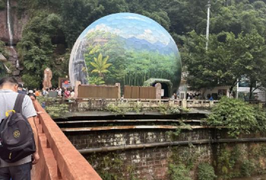 贵州遵义赤水丹霞+丙安镇+燕子岩+大瀑布一日游提供中英文服务【赏丹霞奇观，访丙安古镇，观飞瀑叠岩，醉美赤水间。】