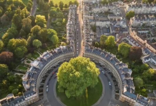 英国伦敦周边【巴斯+罗马浴场】中文包车十小时一日游【巴斯还是文学爱好者的理想地，这里是简・奥斯汀的故居，也是《傲慢与偏见》的诞生地。】