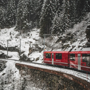 米兰出发一日游：乘坐伯尔尼纳火车游览瑞士阿尔卑斯山+圣莫里茨