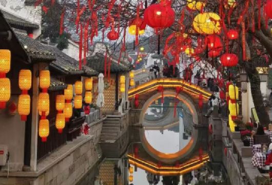 无锡惠山古镇+寄畅园+鼋头渚一日游【鸥遇之约 仙岛游船】【春晚分会场，无锡·惠山古镇等你来——走街串巷，寻味中国年，甜在舌尖，暖在心间】