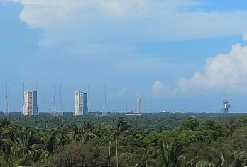 文昌航天发射场（国发）火箭发射观礼+龙楼镇楼顶+距离近视角正【文昌龙楼镇民宿楼顶·火箭发射观礼位，距离近，视角正，可观看从点火到冲上云霄的整个过程】