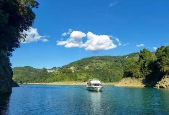 竹山苗寨+长潭岗景区（含游船）+午餐一日游【[价格优势]本地旅行社，自主发班，没有中间商，让利给每一个客人。】