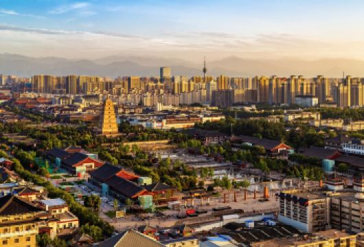 探索西安瑰宝：三大**景点终极指南【踏入历史，探索联合国教科文组织世界遗产——秦始皇帝陵博物院(兵马俑)，这是20世纪*非凡的考古发现之一。 探索西安古城墙的宏伟壮观，这座明代杰作是中国保存*完好的防御工事之一。 参观大雁塔，这座象征西安深厚佛教渊源的唐代瑰宝。】