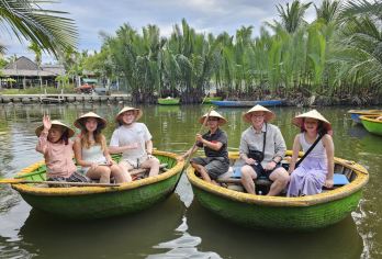 会安日游，包含椰子河和当地美食【探索宏伟的大理石山，它由 5 座子山组成，分别代表 5 种元素：水、火、木、金、土。 漫步在会安古城，这座于 1999 年被联合国教科文组织认定为文化遗产的城市，像当地人一样了解这座历史名城及其风俗习惯。 在古城中心，品尝至少两道传统菜肴（烤猪肉配米粉/越南籍面包），再配上一杯越南籍咖啡。】
