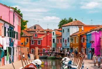 穆拉诺岛和布拉诺岛，清晨从威尼斯圣马可广场出发【了解穆拉诺的玻璃制造传统，漫步布拉诺色彩缤纷的街道。 在导游的帮助下，了解岛屿的历史和文化。 在游览威尼斯泻湖的同时，您可以放松身心，在全景露台上感受微风拂面。】