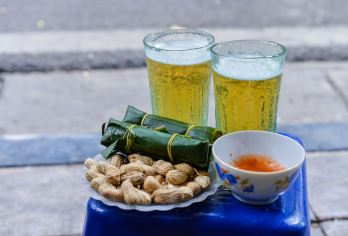 越南河内特色半日游【品尝地道啤酒+巴亭广场+西湖+火车街】【私家包团，真正深入河内经典的线路：知名火车街、美丽西湖、知名教堂、还剑湖+古街区、巴亭广场、龙边桥】