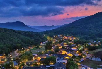 南京不老村+象山登高观景一日游【漫步古老的街道和巷弄，欣赏古建筑，品味传统美食。】