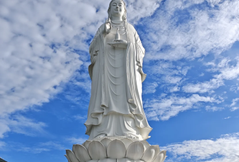 越南岘港山茶半岛+五行山+会安古城半日游+晚餐+接送+导游【灵应寺岘港市美丽的3座寺庙之一灵应寺建筑群亮点的是高67米，莲花座直径达35米的观世音菩萨像】