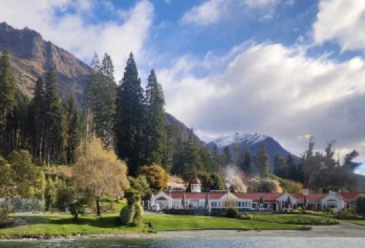 新西兰皇后镇：TSS恩斯罗号蒸汽船=瓦尔特峰高山农场半日游【[热门体验]搭乘百年复古蒸汽船巡游瓦卡蒂普湖，并参加瓦尔特峰高山农场丰富的活动！】