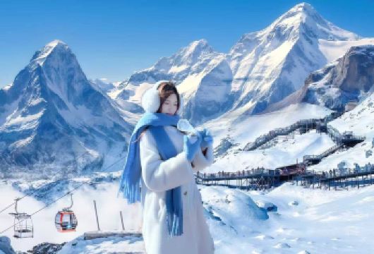 丽江玉龙雪山景区：云杉坪+蓝月谷一日游（日照金山）【（精选线路）品质线路，套餐玉龙雪山云杉坪小索道一日游，全程用车无缝接送、为您带来舒适的旅行体验。】