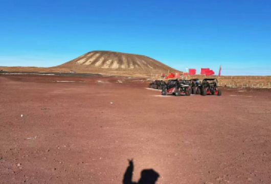 辉腾草原+乌兰哈达火山1日包车游（1人成团）【草原上的蒙古包与风力发电机。乌兰察布草原是国内风能资源富集的区域之一，这些风机构成了 “风车草原”】