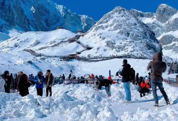 云南丽江+玉龙雪山+蓝月谷一日游一价全含纯玩6-8人精品小团【[安心出行]大索道登顶保证有票，官方出票，无需自行抢票；除雪山检修等不可控情况，出票套餐未出票必赔！】