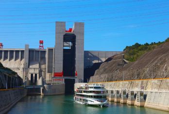 交运两坝一峡游船+三峡垂直升船机一日游【两坝一峡全域游】【观世纪工程国之重器三峡大坝，体验乘百米升船电梯，览三峡大坝高峡平湖风光，舒适船游老少皆宜。】