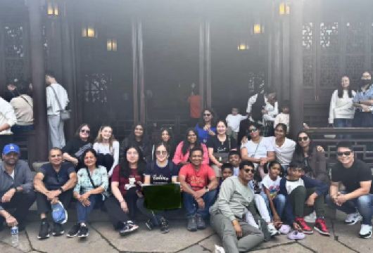 苏州私人一日游：探索城市热门景点 - 从上海/杭州/苏州出发【在古老的商业街和佛教寺庙享用当地午餐并乘船游览。 联合国教科文组织世界遗产名录上的顶级园林，错过它就等于错过了苏州。 体验中国丝绸文化】