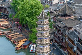 湖南湘西凤凰古城+风雨桥+南方长城包车一日游可英文服务【可提供英文及小语种导游服务-往返接送-可选导游-可代订门票】