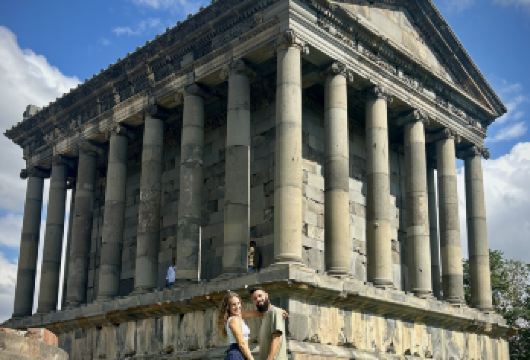 加尼和格加尔德半日私人游【参观加尼神庙，这是亚美尼亚**幸存的异教神庙，可欣赏阿扎特河峡谷的壮丽景色。 探索格加尔德修道院（联合国教科文组织世界遗产），这座修道院部分凿刻于岩石之中，并以其独特的音响效果而闻名。 探索自然奇观“石头交响曲”，欣赏由火山活动形成的壮观玄武岩柱群。】