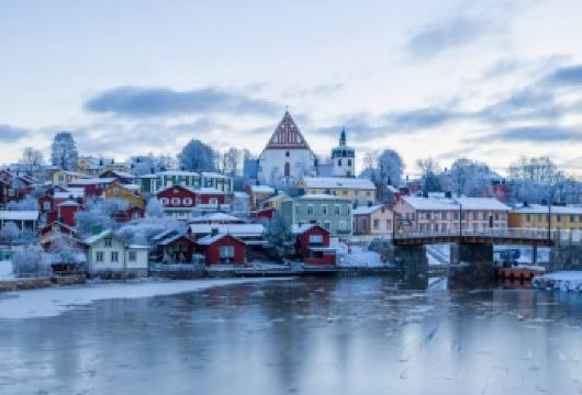 美到窒息的波尔沃童话小镇-波尔沃大教堂-漫步老城区【红墙木屋、冰封河面、教堂尖顶与晨曦交相辉映，每一帧都像从明信片里走出来的风景。】