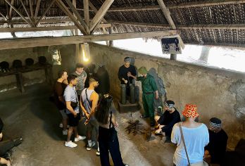 从胡志明市出发的古芝地道半日游【探索越南战争期间使用的令人难以置信的地下网络。 在当地餐馆享用一顿传统的越南籍午餐。 沿着宁静的河流漂流，游览迷人的河畔村庄，沉浸在当地生活中。】