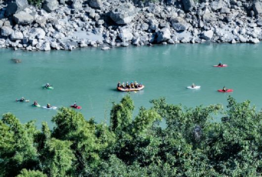 怒江漂流一日游【漂流+沙滩烤肉+咖啡+水果+野温泉+双虹桥】【于城市的喧嚣中，灵魂渐趋麻木。听闻怒江奔腾的召唤，我毅然奔赴这场与狂野水流的约会。，冒险的激昂乐章。】