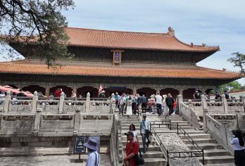 山东曲阜尼山圣境+鲁源村+三孔景区+明故城一日游-可英文服务【可提供英文及小语种导游服务-往返接送-可选导游-可代订门票】