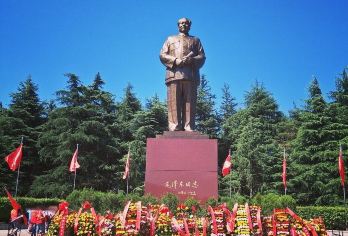 15人团◆上门接送◆毛泽东故居+刘少奇故居+铜像广场+滴水洞【[深度体验]走进双伟人故里，追寻伟人足迹，特别安排：无线耳麦沉浸式倾听红色文化专题讲解】