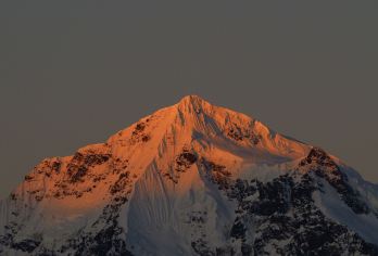 香格里拉梅里雪山一日游【日照金山特价8人团+花海旅拍+衣氧】【[花海旅拍]纳帕海体验免费换装旅拍:1套服装+简妆+底片2张；贴心赠送氧气+防寒服】