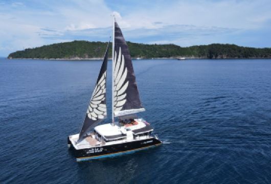 普吉岛珊瑚岛+皇帝岛+蜜月岛一日游【含上岛费丨出海浮潜】【双体双层豪华帆船，全通透海景，良好的空间利用率，更适合国人出行。】