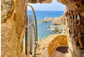 西班牙巴塞罗那周边小镇一日游【蓝色大海&平台热销100+】【专业中文司机上门接送，巴塞往返10小时VIP服务，轻松畅游布拉瓦海岸的璀璨明珠——托萨与布拉内斯。】