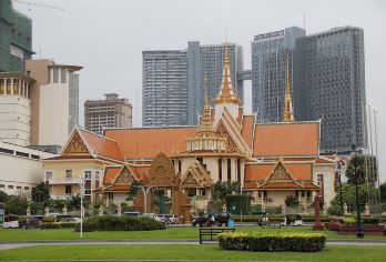 金边 Instagram 柬埔寨一日游【柬埔寨独立伊始，这座佛塔状建筑便拔地而起，雄踞于备受尊崇的诺罗敦·西哈努克国王的故乡——柬埔寨首都中心。 然后前往钻石岛，探索这座岛屿娱乐综合体，其中心广场提供餐厅、咖啡馆和水上活动。 走进金边充满活力的市中心，参观这个熙熙攘攘的市场，这里摆满了纪念品、手工艺品和当地特产。】