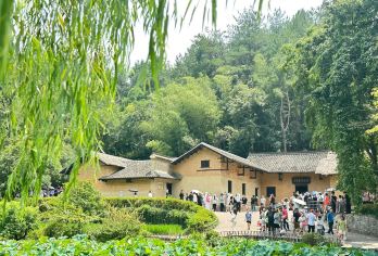 无购物◆无自费◆韶山毛泽东故居+滴水洞+刘少奇故居1日活动【[严选·精华景点]导游全程讲解，毛泽东故居，南岸私塾，区景点我们预约，全程跟体验，不打擦边购物】